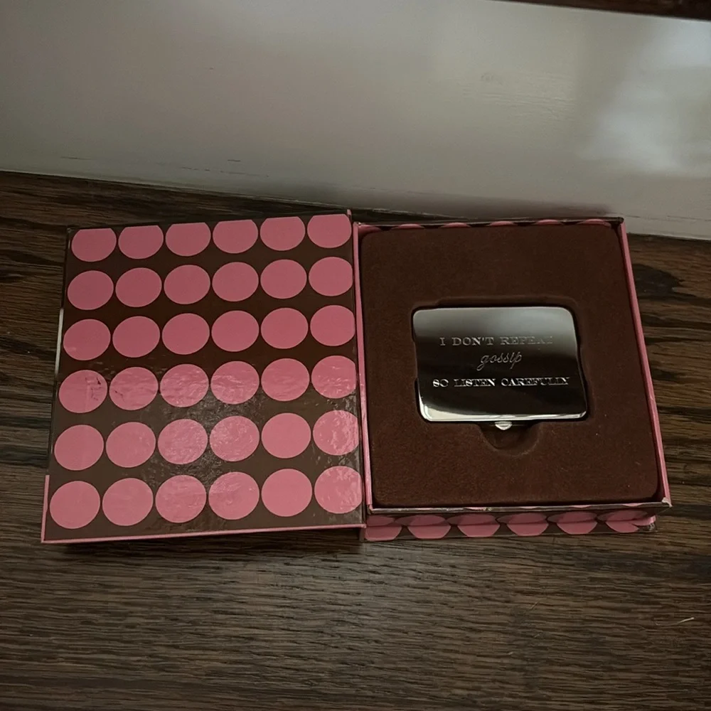 Engraved Silvertone Compact Pillbox I Don’t Repeat Gossip So Listen Carefully - Picture 2 of 8